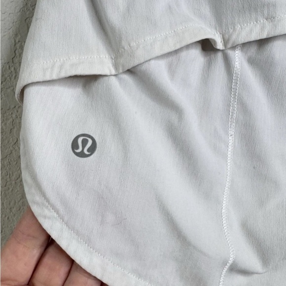 Lululemon Hotty Hot High Rise 2.5” Shorts White Size 8 Running Workout Gym - Picture 4 of 7